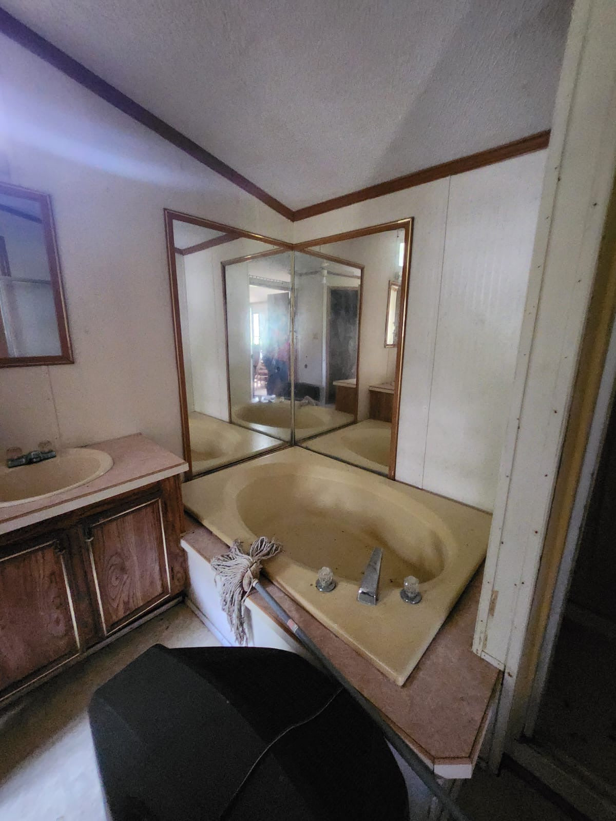 109 Creekview Dr, Vass, NC 28394